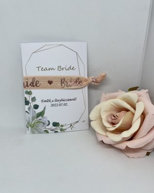 BRIDE barackvirág, rose gold felirattal, fehér virágos kártyával