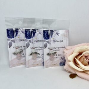 Köszönőajándék ásvány angyal rózsakvarcból és hegyikristályból, kék-rózsaszín kártyával