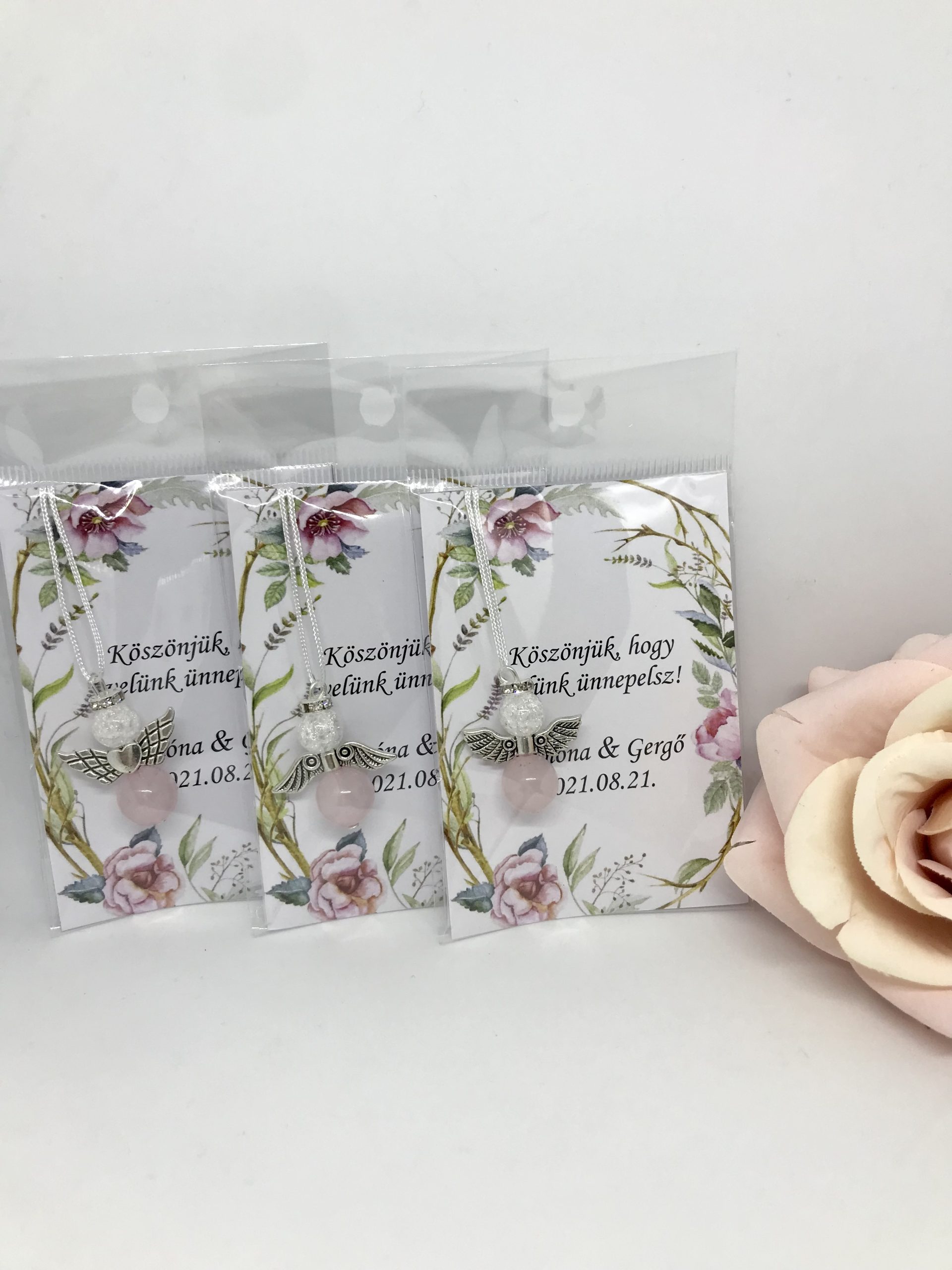 Köszönőajándék ásvány angyal rózsakvarcból és hegyikristályból - ágas kártyával