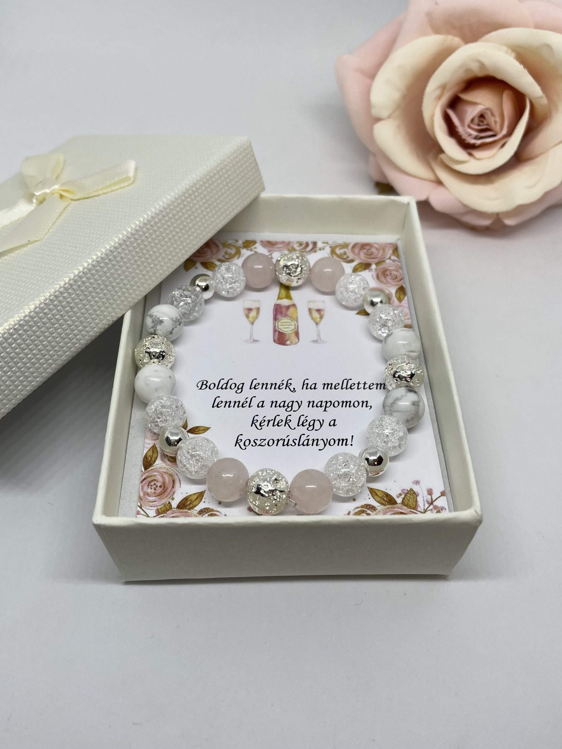Rózsaszín-fehér-ezüst koszorúslányfelkérő karkötő díszdobozban