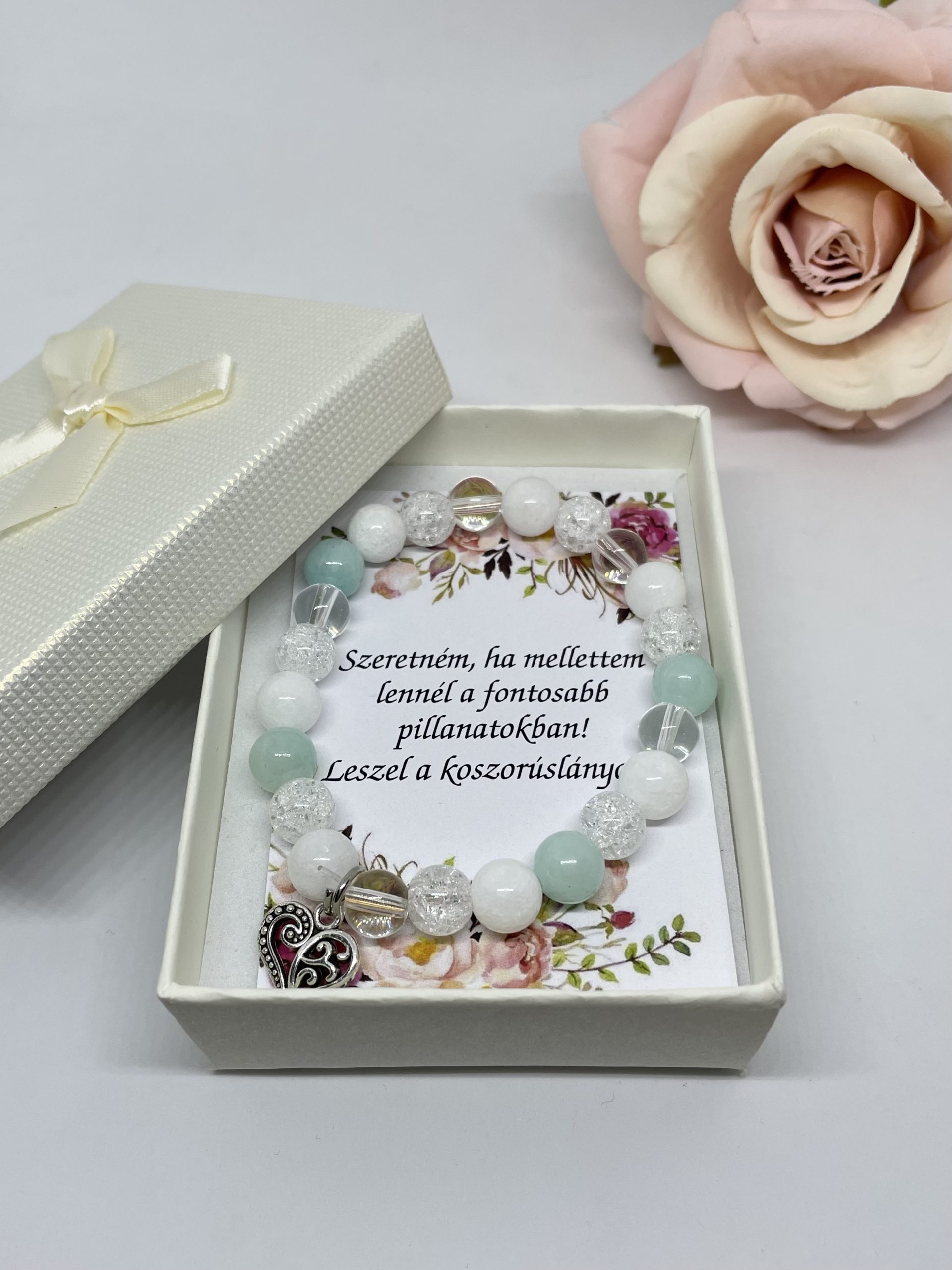 Menta-fehér koszorúslányfelkérő karkötő