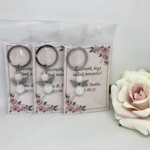 Köszönőajándék ásvány angyal hegyikristályból, pink kártyával, kulcstartókarikával