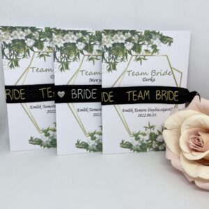 TEAM BRIDE karkötő fekete-arany zöld keretes kártyával lánybúcsús szalag karkötő