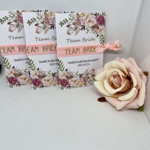 TEAM BRIDE barackvirág színű, virágos kártyával lánybúcsús szalag karkötő