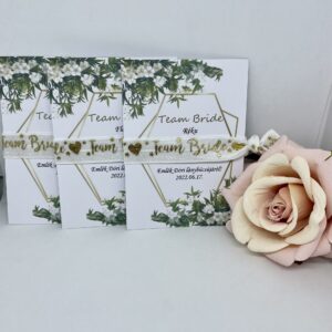 TEAM BRIDE arany, zöld keretes kártyával lánybúcsús karkötő