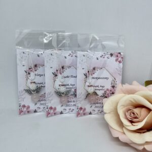 Köszönőajándék hegyikristályból és rózsakvarcból, cseresznyevirágos kártyával