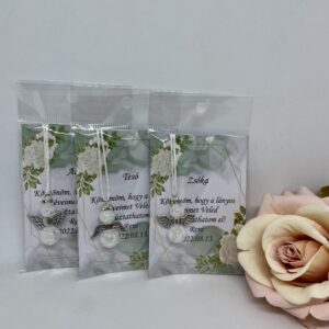 Lánybúcsús angyalka roppantott hegyikristályból, zöld kártyával