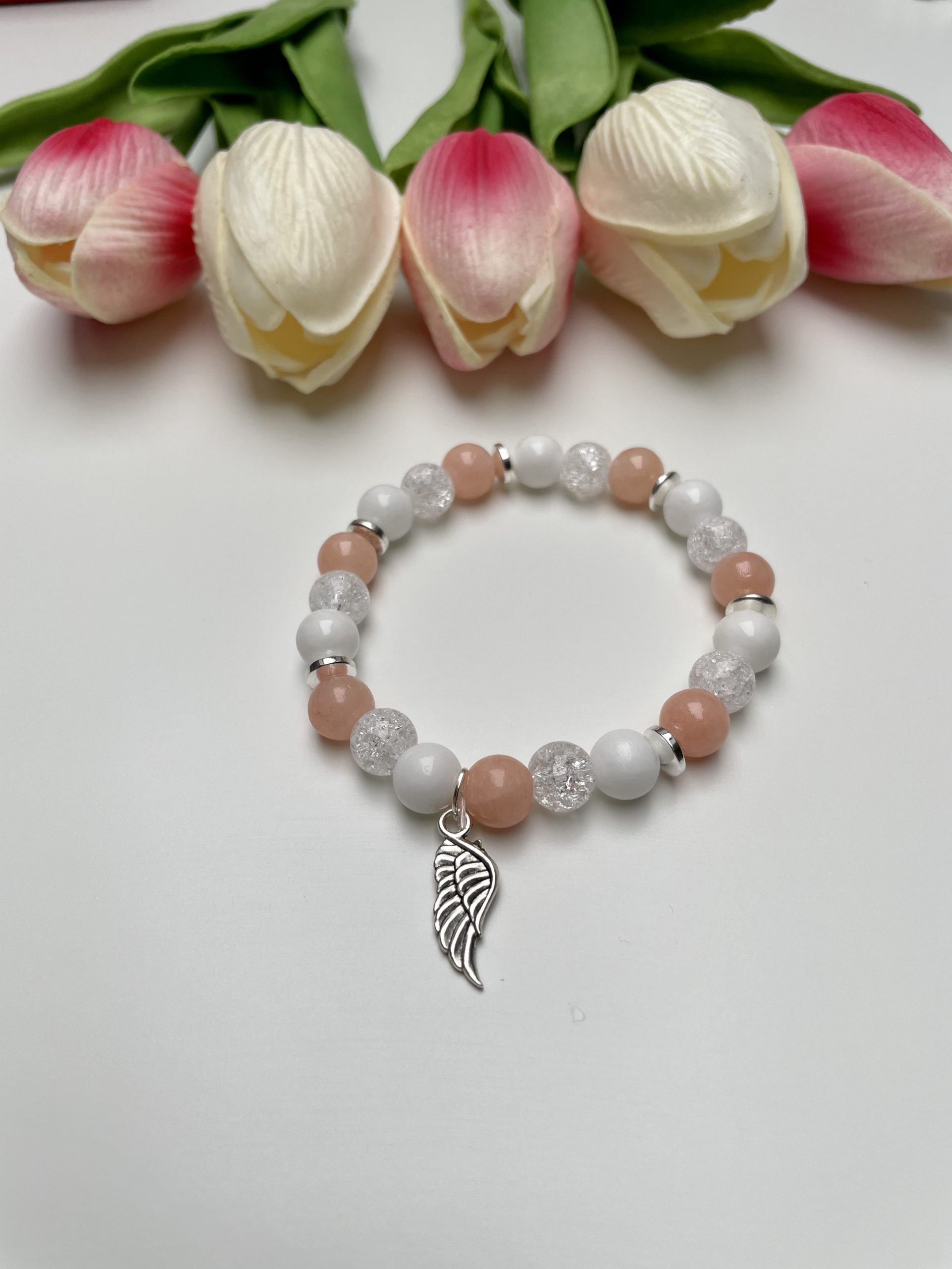 Barack-fehér karkötő angyalszárnnyal díszítve