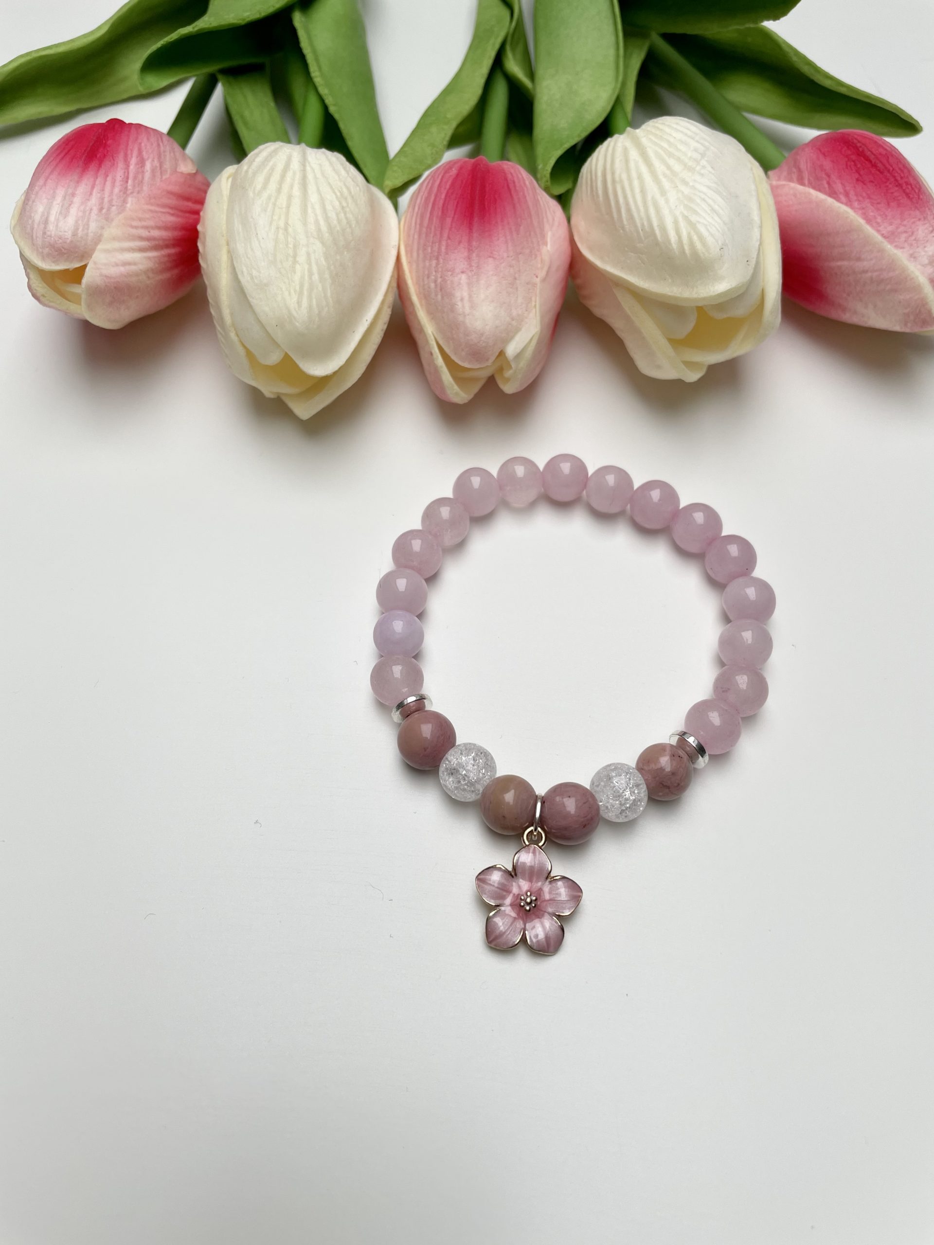Rózsakvarc, hegyikristály és rodonit karkötő, rózsaszín virággal
