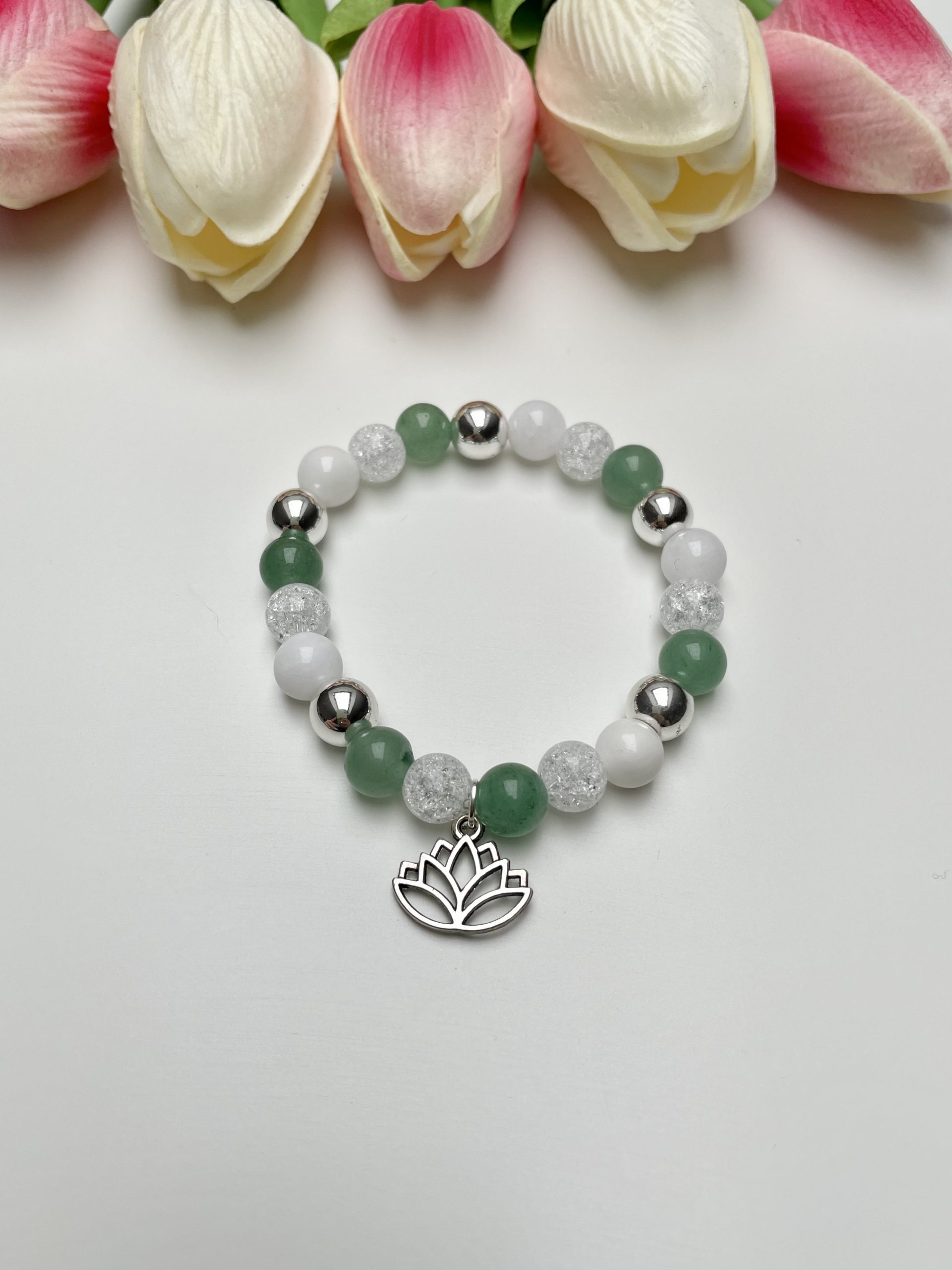 Jade, hegyikristály, hematit és aventurin karkötő, lótusz medállal