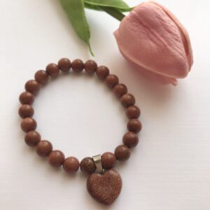 Szintetikus napkő szívecskés karkötő