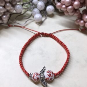 Piros angyalos makramé karkötő