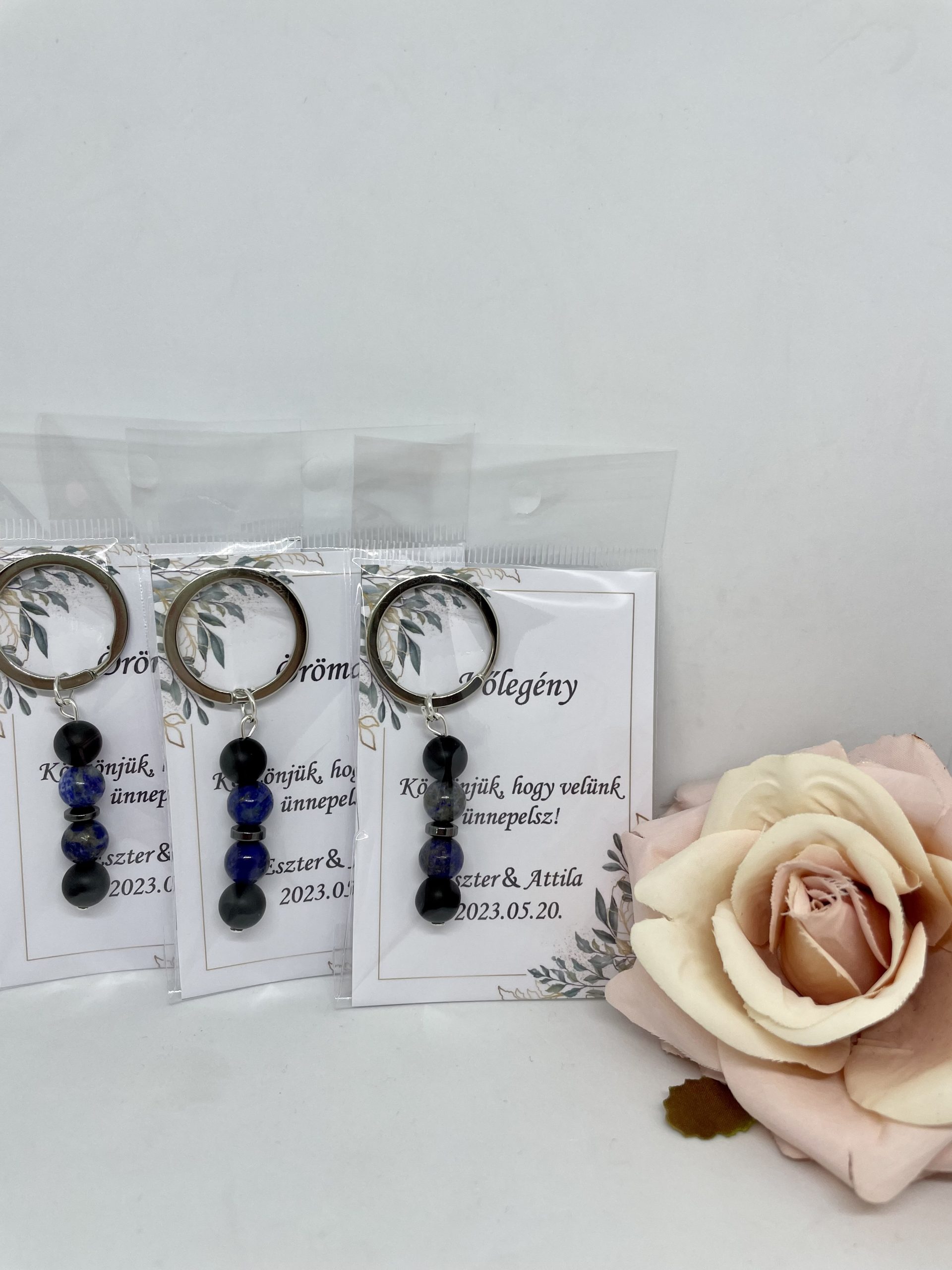 Kulcstartó köszönőajándék férfiaknak, ónix, lapis lazuli gyöngyökkel