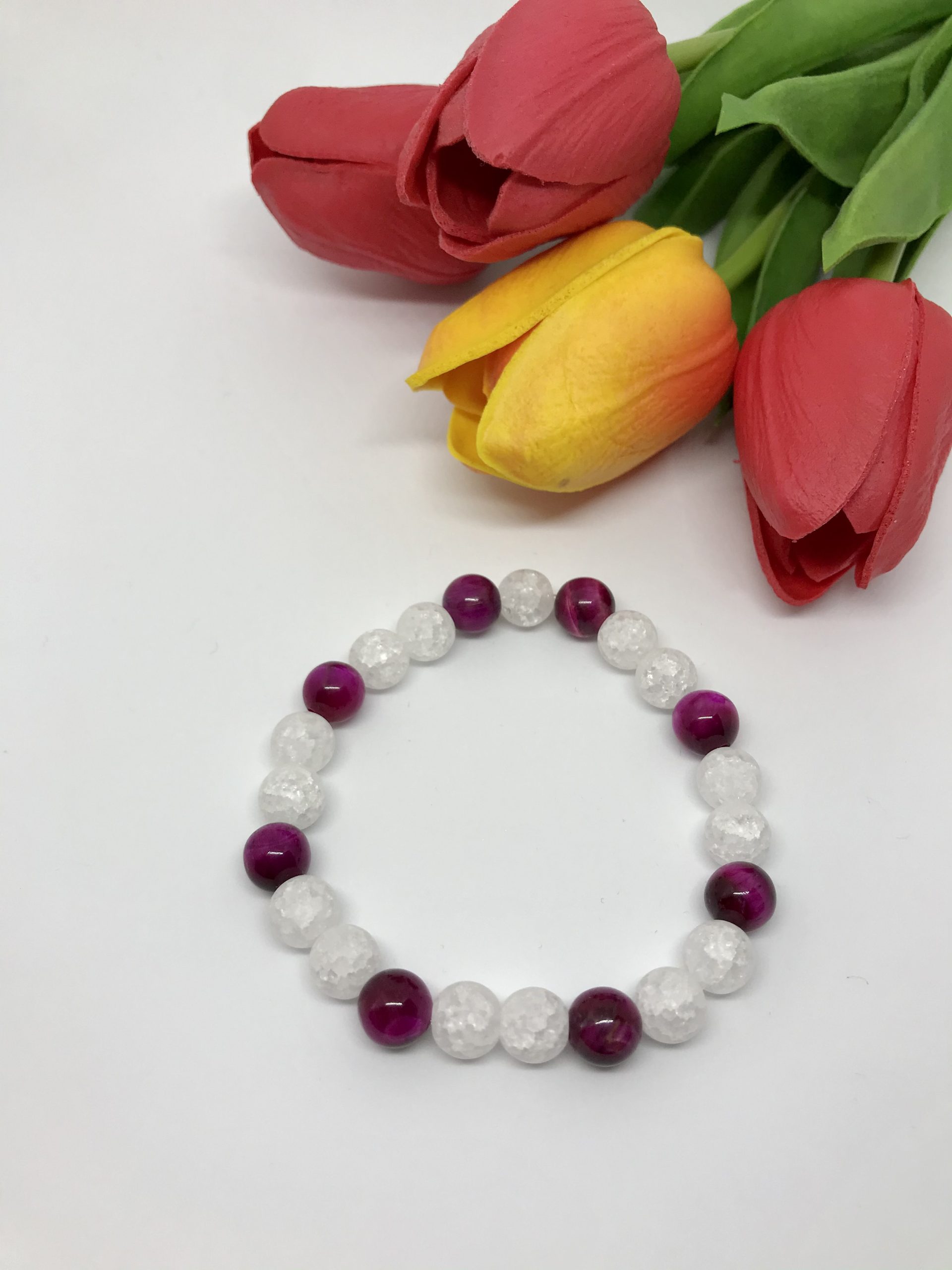 Matt hegyikristály és magenta tigrisszem karkötő