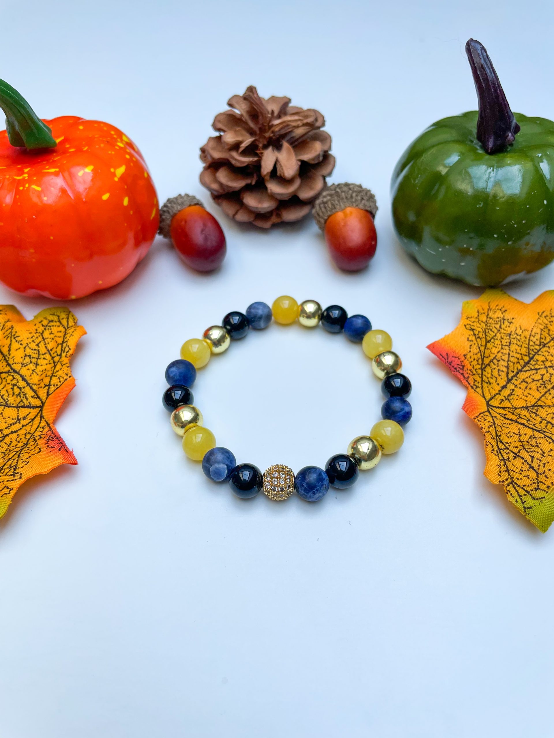 Szodalit, ónix, jade és hematit karkötő, arany cirkóniával díszítve