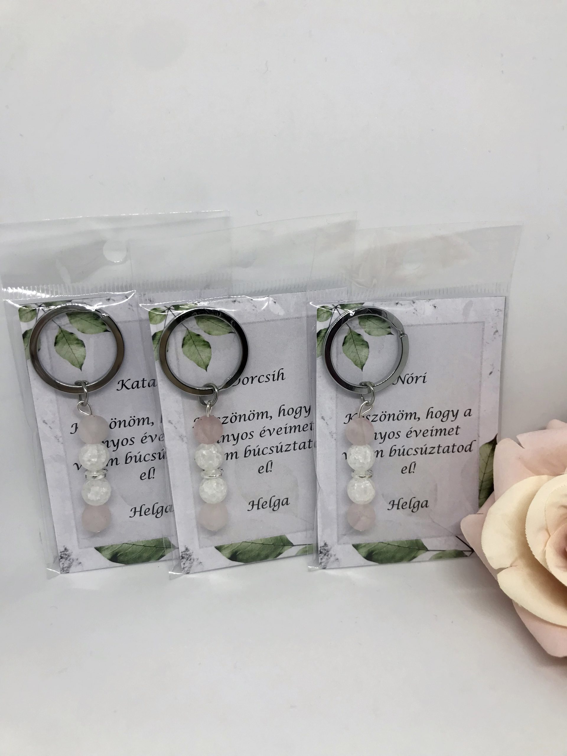 Matt rose-white kulcstartó lánybúcsúra ásvány gyöngyökkel